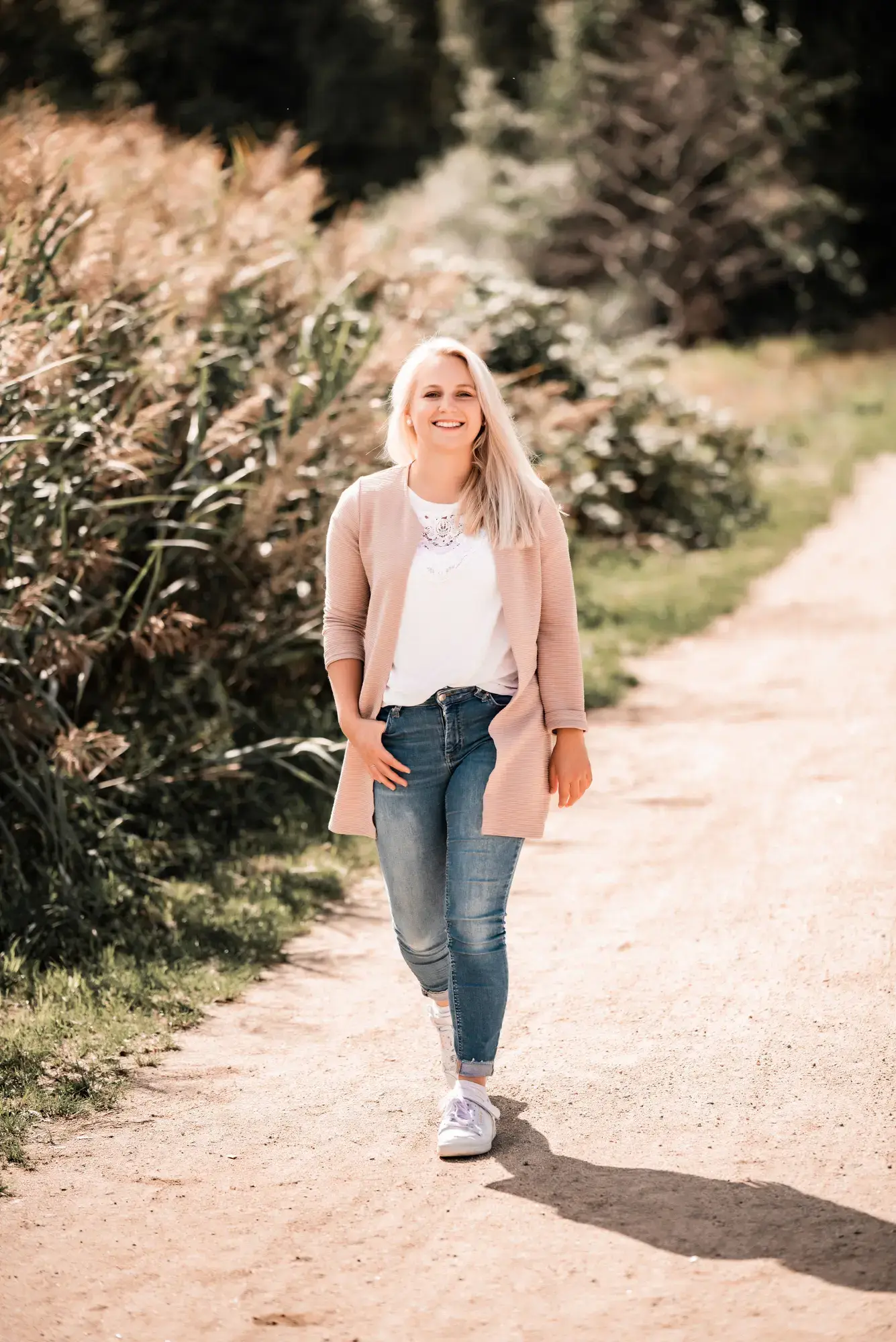 Beatrice Schmitz lächelnd auf einem Feldweg